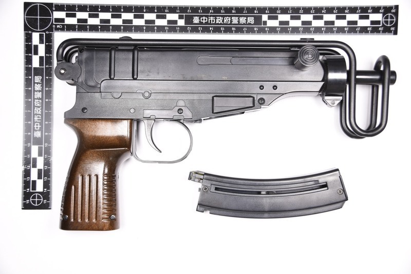 台中男子小吃店用餐疑掉槍　警調百支監視器找人