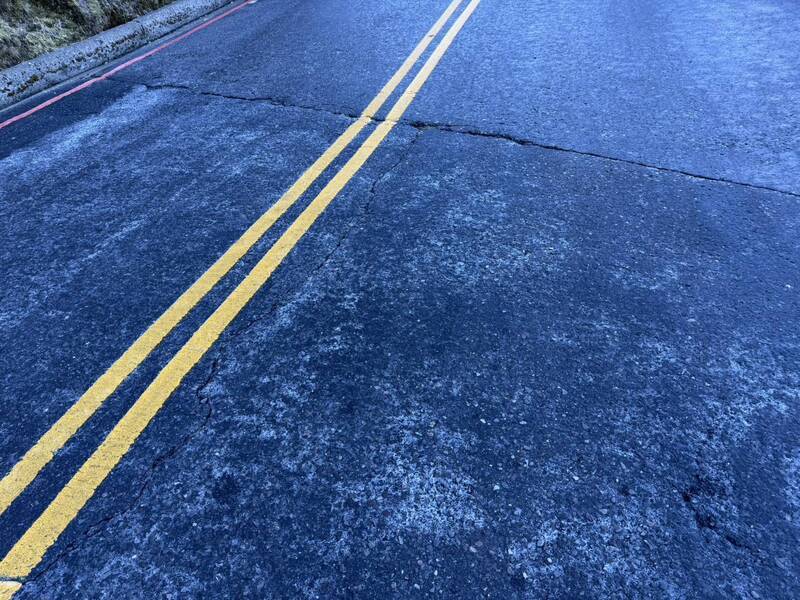合歡山部分路段結霜融解　遊客上山防道路打滑