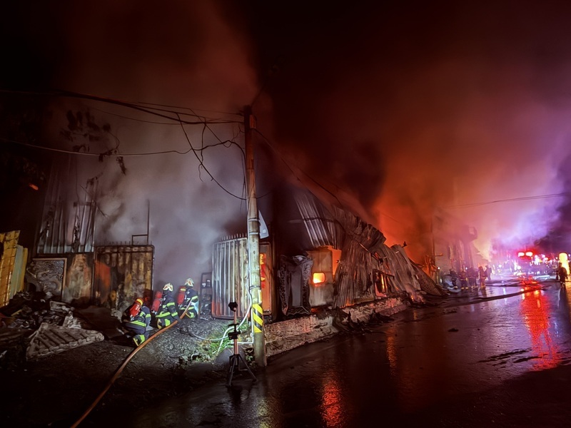 新北八里清晨木工工廠火警　近百坪廠房遭焚毀