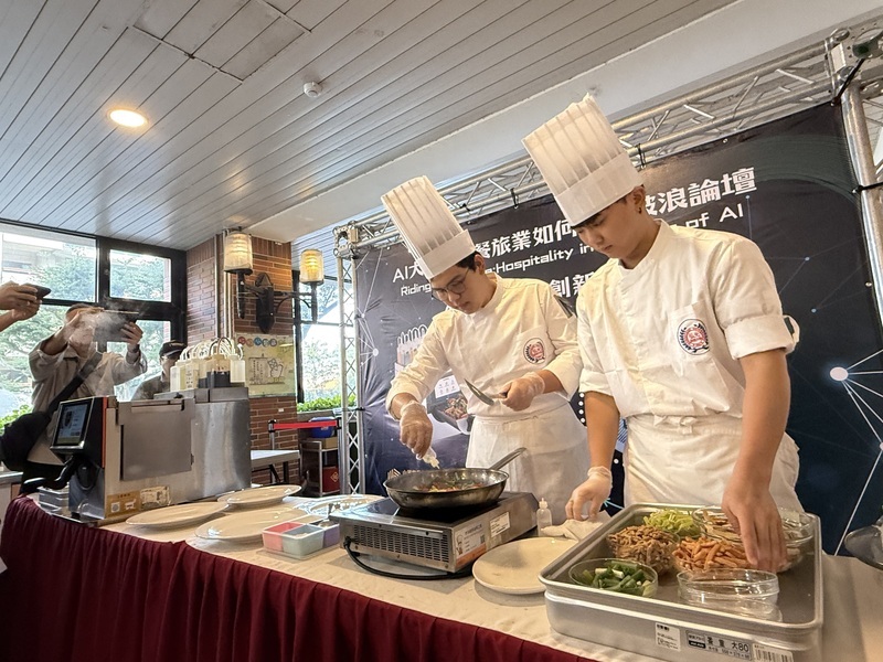 真人對決AI比做客家小炒　智能廚師險勝