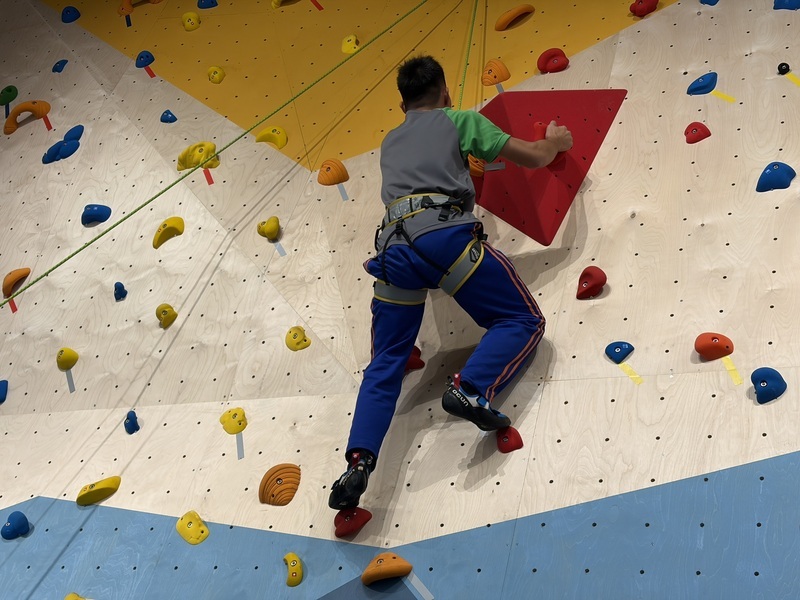 首創東大附特校園共融攀岩場落成　友善身心障礙生