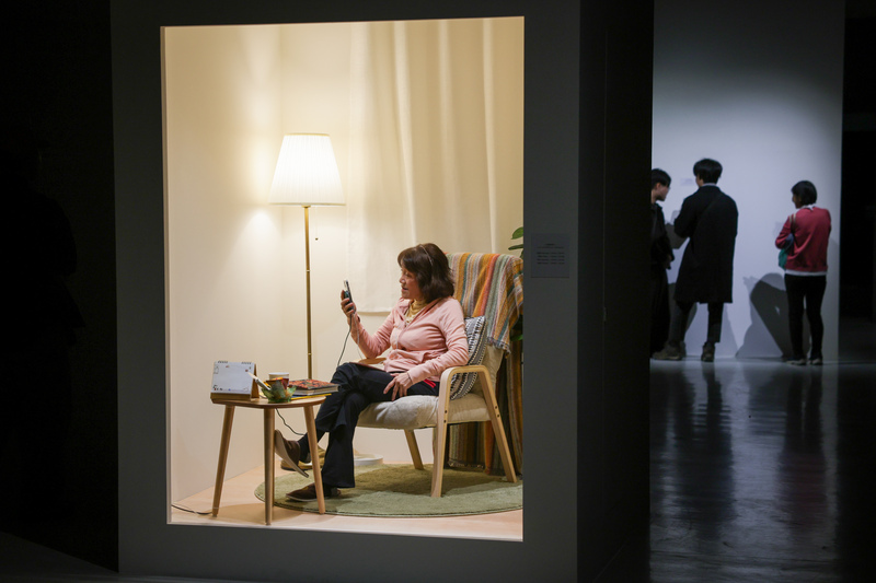 媽媽入駐北美館展間　致電觀眾反思生命經驗