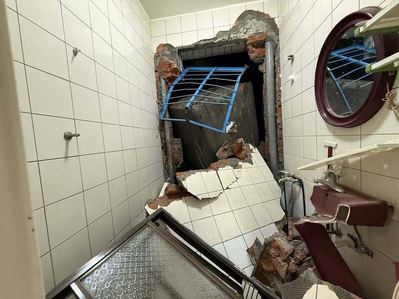 新店搶災便道坍落　混凝土塊撞破民宅外牆幸無人傷