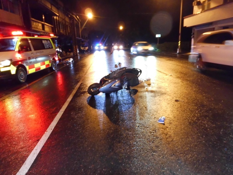 宜蘭三星機車騎士擦撞2過馬路行人　3人送醫