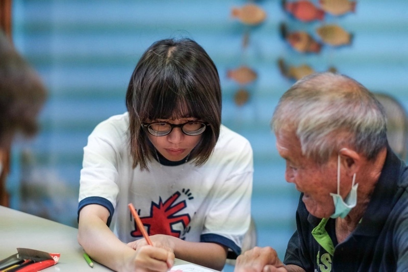 設換購站、改良肥料包裝　青年創意推動牛糞復育