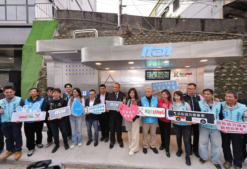 企業認養基隆興寮里候車亭啟用　不鏽鋼增耐用度