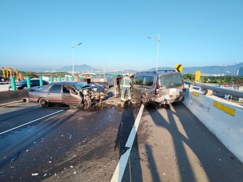 北市洲美快速道路3車連環撞釀2傷 肇因待釐清