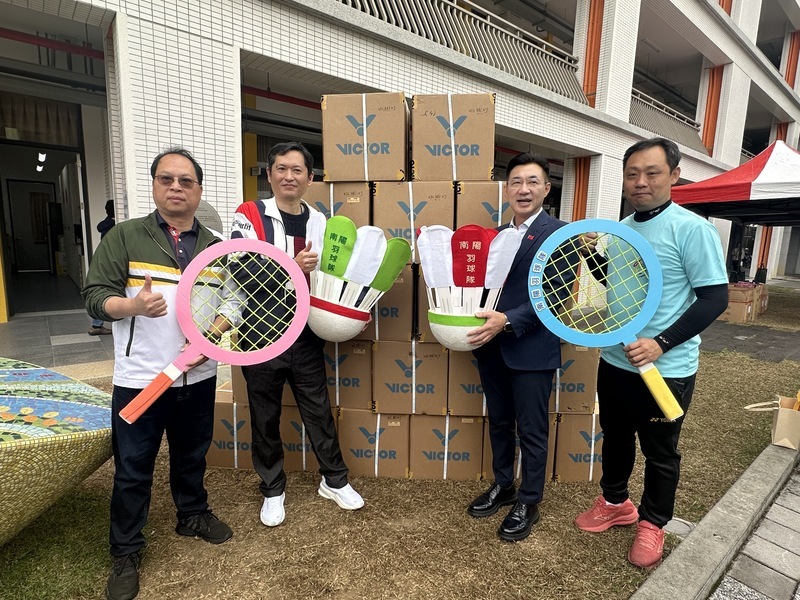 江啟臣偕運彩公會捐球　南陽國小羽球隊訓練無憂