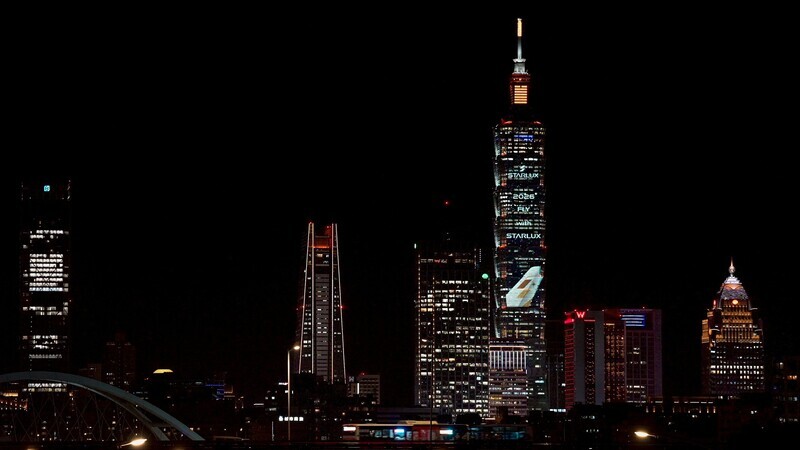 星宇航空亮相101跨年光雕展演　115年開航歐洲