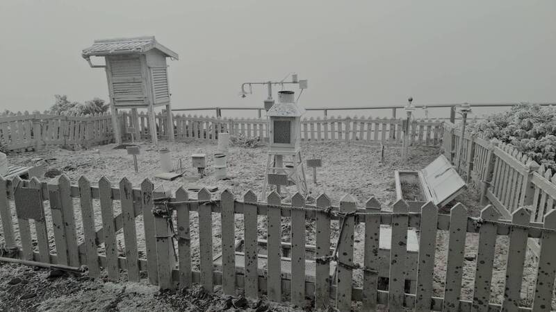 大陸冷氣團影響　玉山北峰降雪
