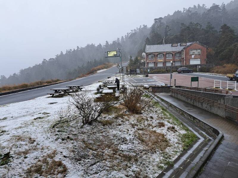 合歡山區部分路面結冰　限加掛雪鏈通行