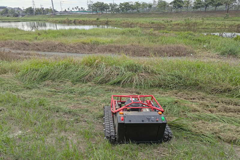 台南加強滯洪池環境維護 導入割草機器人降職災風險