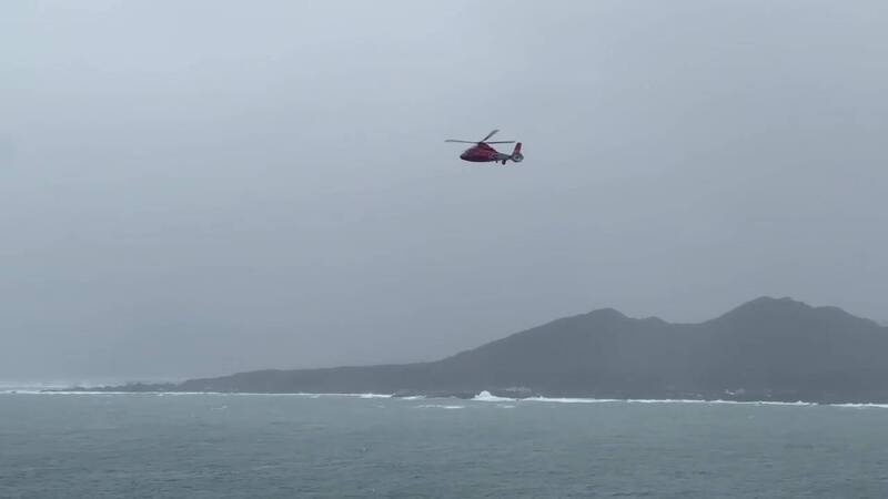 新北貢寮釣客落海　陸海空全力搜救