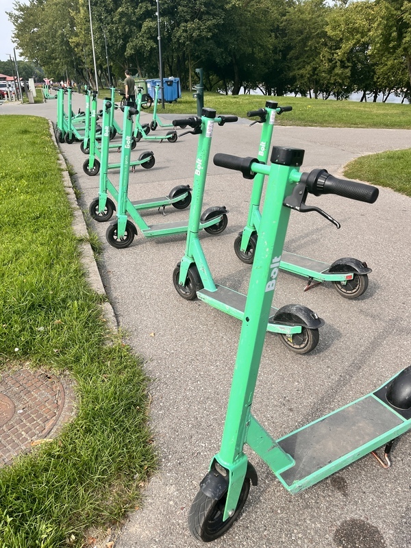 電動滑板車事故多　立陶宛新法上路強制配戴安全帽