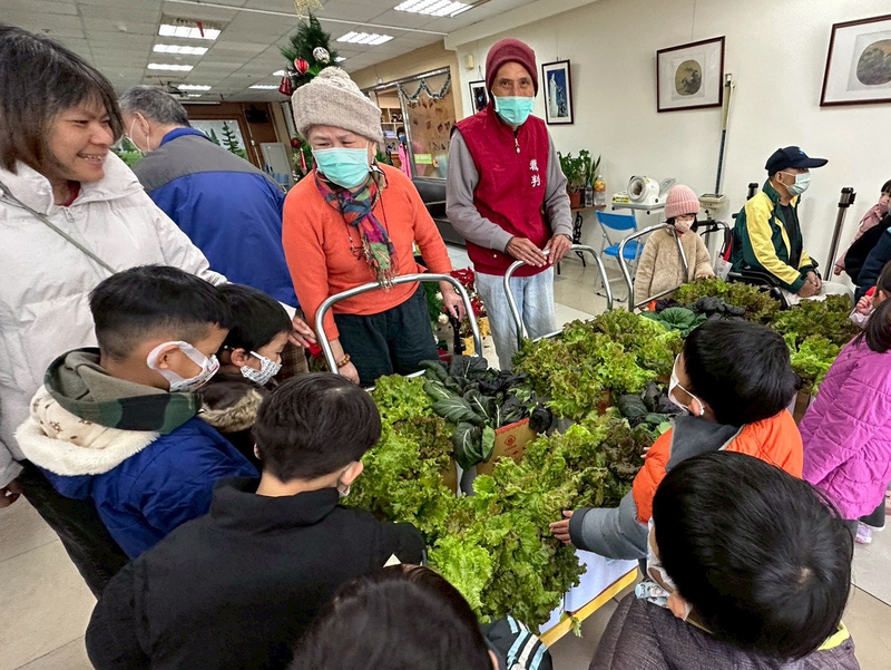 校內菜園豐收 馬祖介壽幼兒園學童愛心送暖