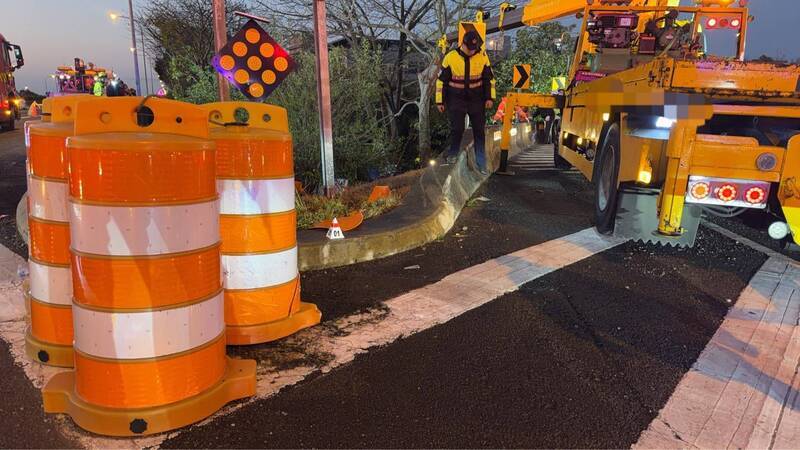 國道1號豐原段小貨車疑自撞起火　2人身亡