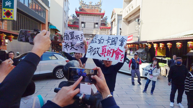 柯文哲陪張啓楷嘉市拜廟 民眾抗議卡預算一度混亂