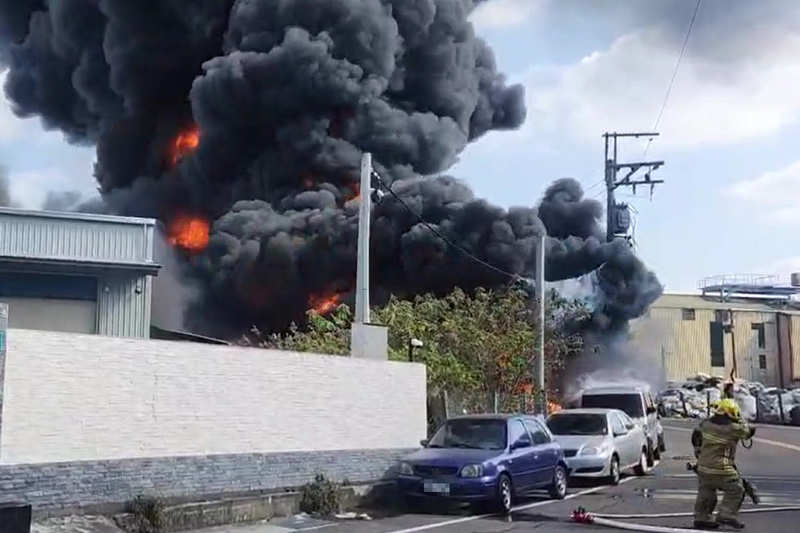 台南永康區工廠旁疑廢棄物起火　竄大量濃煙已控制