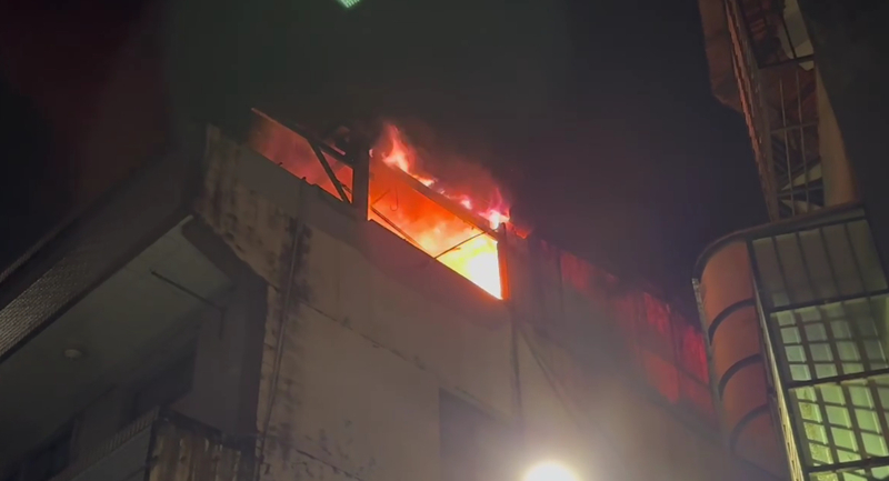 基隆基金二路頂樓加蓋凌晨陷火海 疏散17人幸無傷亡
