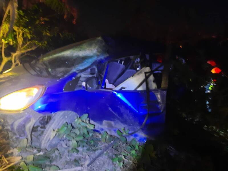 自小客車失控衝出台1線 男子撞牆電桿喪命