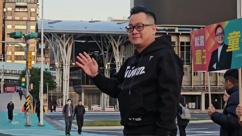 童子瑋基市長選戰開打 清晨首站路口向市民揮手問安