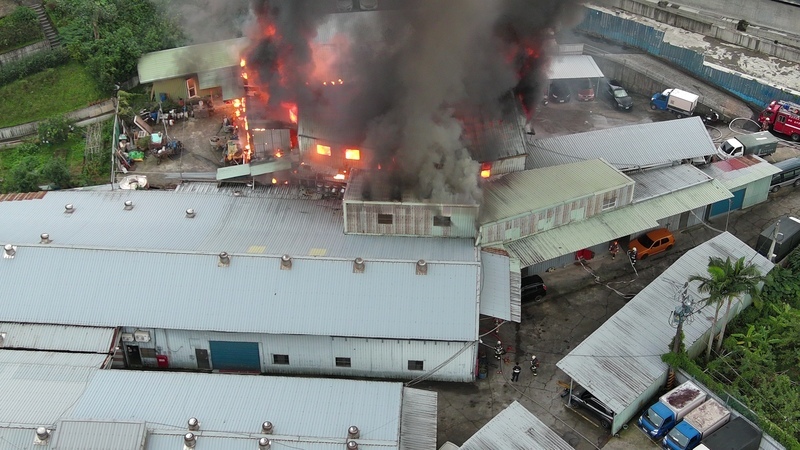 新北中和鐵皮工廠火災無人受困 籲附近關窗防空污
