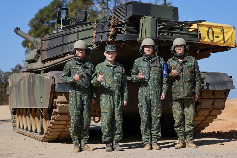 陸軍司令呂坤修擔任M1A2T射手　實彈射擊命中目標