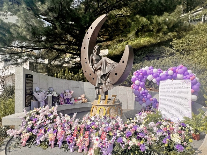 李玟51歲冥誕 台灣歌迷會雕像前鋪花海紀念