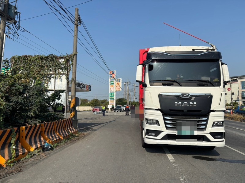 高市大貨車追撞雙載機車　菲律賓籍情侶檔當場身亡