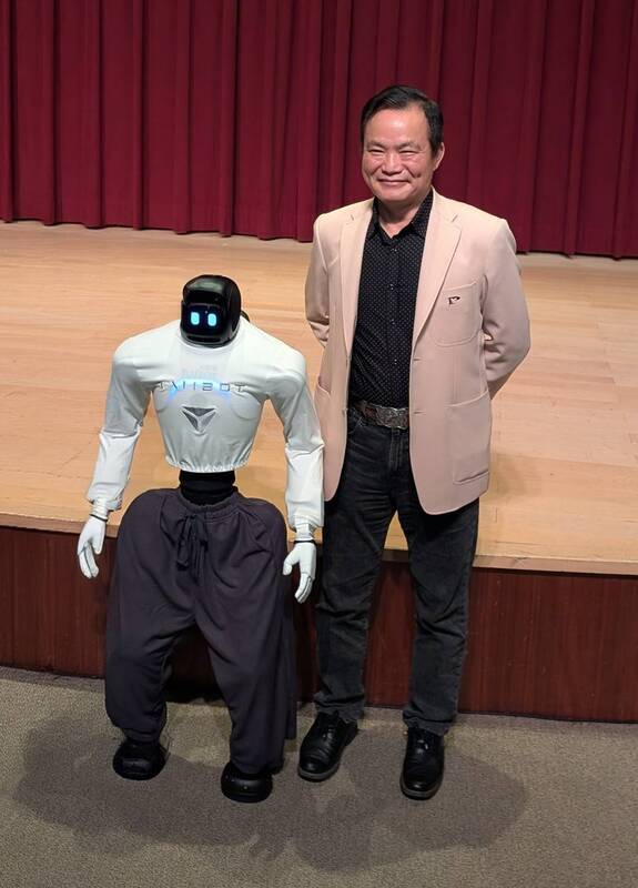 上緯人形機器人整合AI動作識別　舞台秀人機共舞