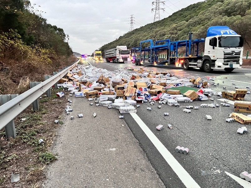 國3大甲段汽車閃動物屍體致追撞 貨物散落一地