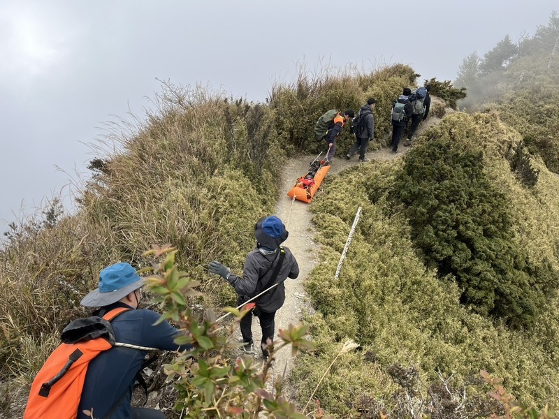 登關山嶺山跌倒骨折 消防人員擔架運送下山