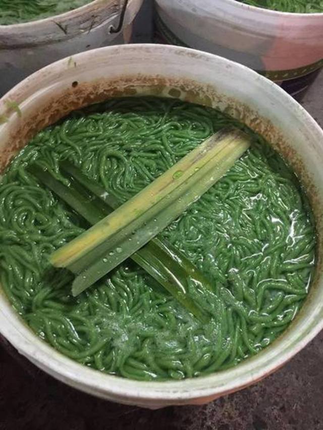 桶子內緣有許多污漬(翻攝曼谷椰子網)