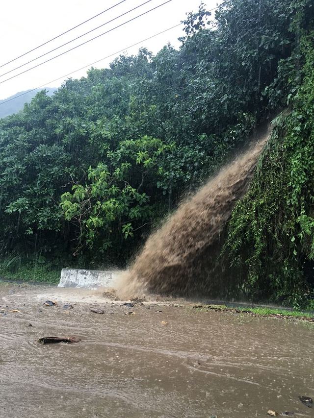 台11線滾滾泥流十分嚇人。翻攝自爆料公社。
