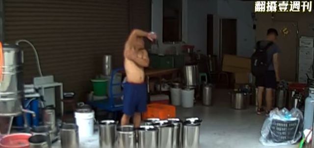 製作奶茶的工作人竟猛搓身體，奶茶就在旁邊。