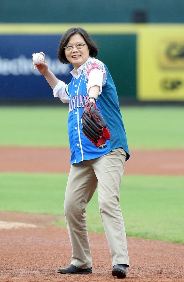 蔡英文開球，架式十足。翻攝畫面