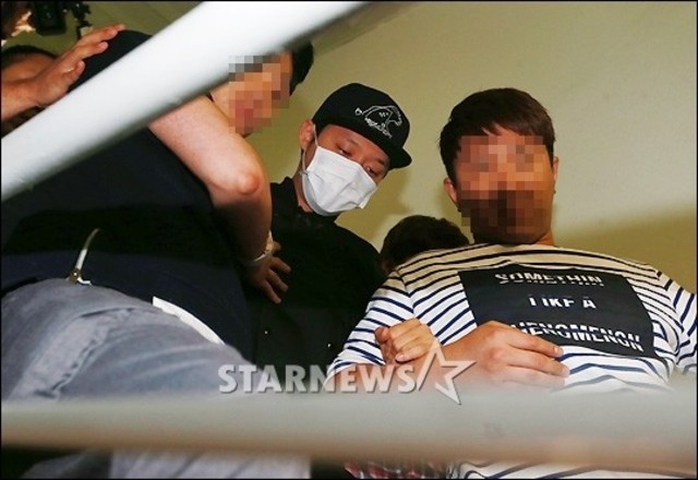 朴有天（戴口罩者）表情黯然，狀態看來十分不佳。（翻攝自STARNEWS）