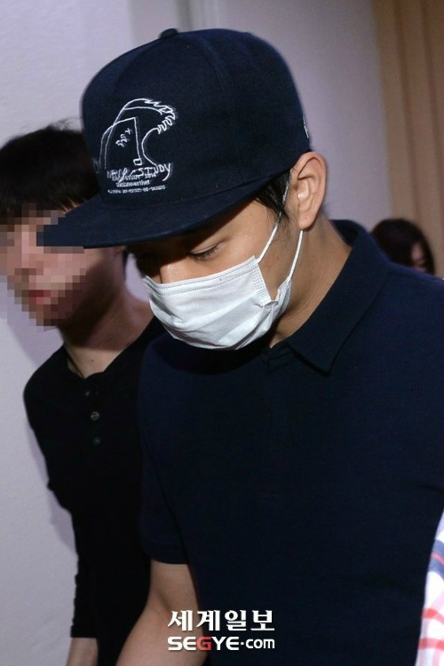 又有第3名女性出面指控前年也在廁所被朴有天性侵，圖為朴有天昨天(16日)步出服役的區公所，他一臉憔悴。（翻攝自世界日報）