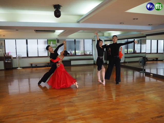 國手兄弟檔，哥哥林立（左1）、弟弟林傳恩（右1），哥哥有信心在明天的賽事拿下參賽加國資格。(記者 蘇雋凱攝)