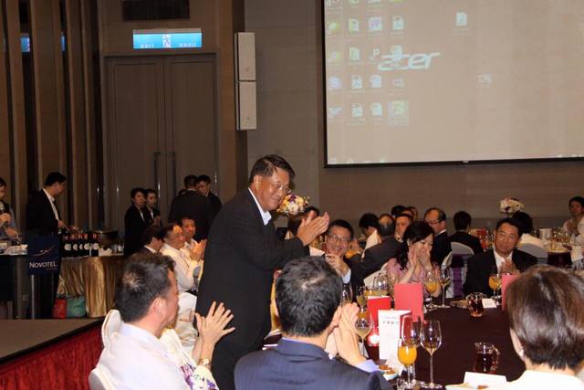 段宜康臉書照片說明：孫董事長起立致意。此時已知空服員工會決定罷工。第一道菜也已經上完，然後繼續上菜。(圖翻攝自段宜康臉書)