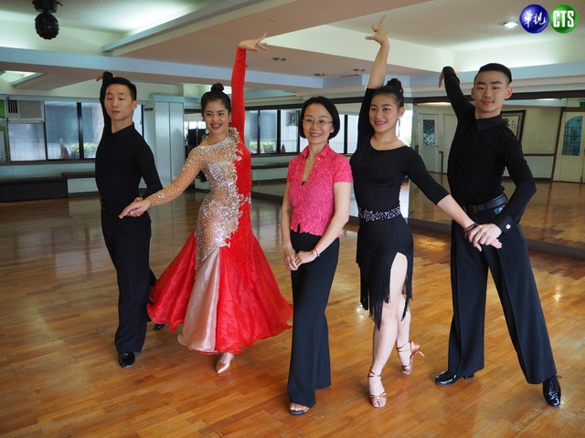 全家都是舞蹈精英，媽媽尤月華(中)，國手兄弟檔林立（左1）、林傳恩（右1），倆兄弟年紀輕輕，已出戰世界多處賽事。(記者 蘇雋凱攝)