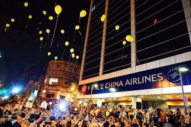 不能否認，我們是抗爭運動中的幸運兒，有堅強的工會，有法律顧問支援，還有社會大眾對於航空運輸的高度關注。就像我之前說過的，如果這樣都不能成功，其他人對於爭取勞權還能有甚麼信心？(圖翻攝自Chen Evelyn Chen臉書)