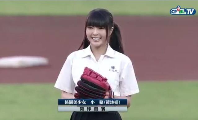 小豬昨天至桃園主場開球。翻攝自小豬臉書。