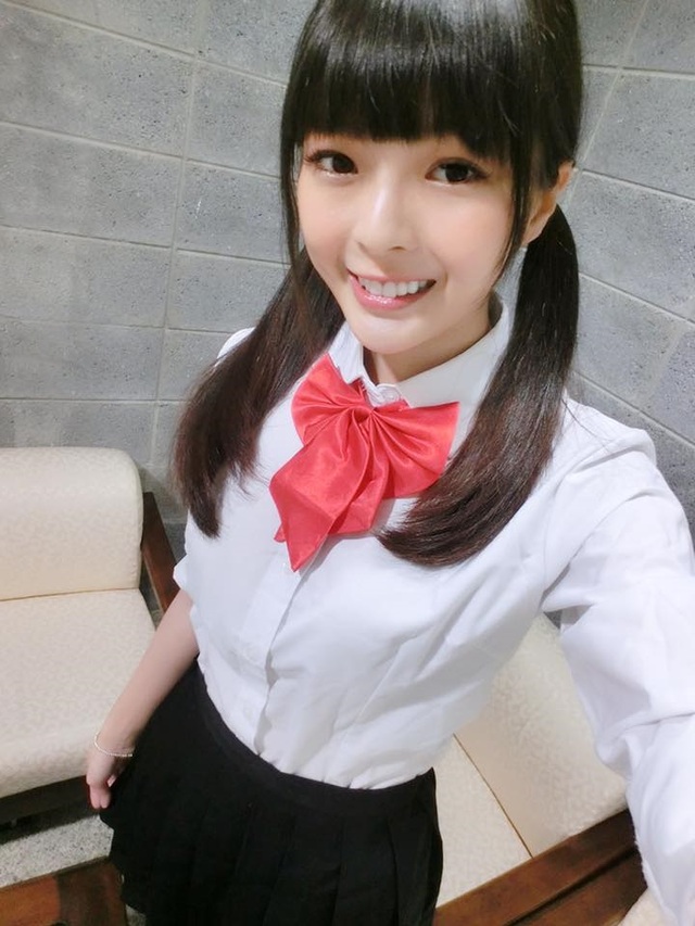 小豬穿母校復旦高中制服，毫無違和感。翻攝自小豬臉書。