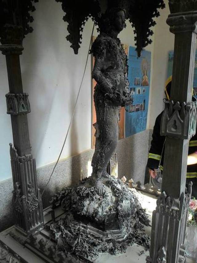 彩衣遭焚後灼黑的聖母像。屏縣消防局提供