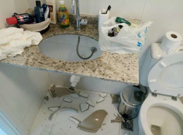 洗手檯破損不堪。