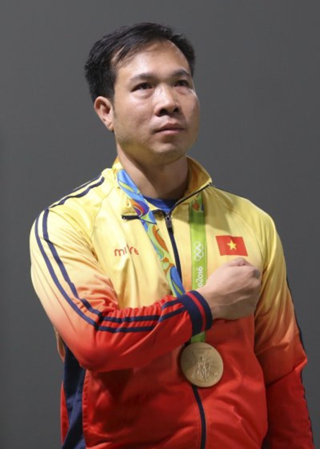 越南選手黃春榮在里約奧運男子10公尺空氣手槍射擊項目奪金。（美聯社）