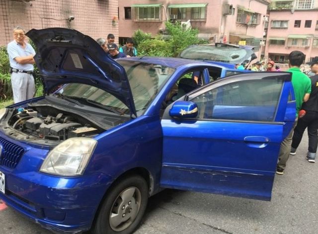 停放路邊的轎車