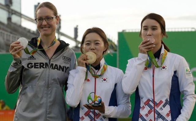 奧運女子射箭個人賽.張惠珍（中）摘金.德國恩魯（左）和奇甫倍（右）分別拿下銀牌和銅牌.