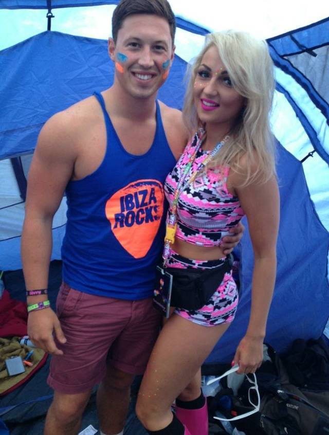 中獎後的邁爾斯到處認識女孩。翻攝自鏡報。